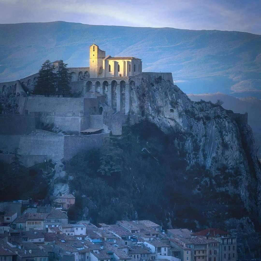 Etxe Laminak Bed and Breakfast Sisteron Eksteriør billede